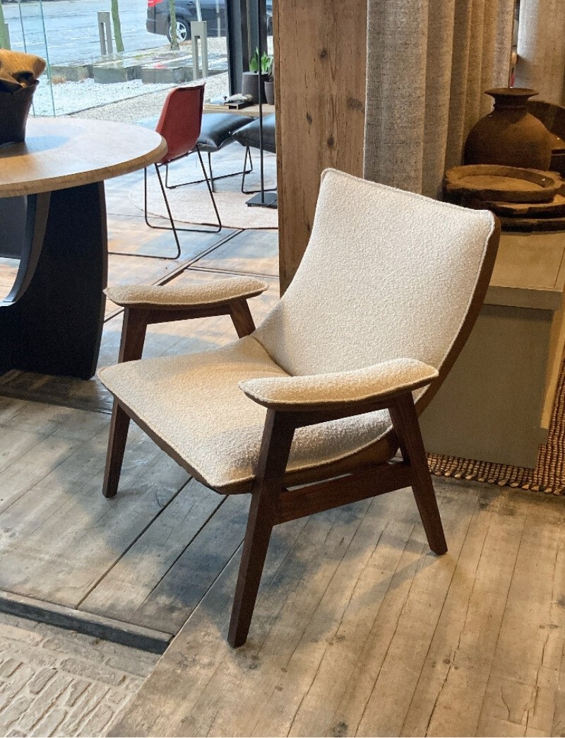WoonTheater Lucca Interiors Senna sofa loungestoel 1-zit fauteuil lage stoel leder hout teddy bouclé beige bruin
