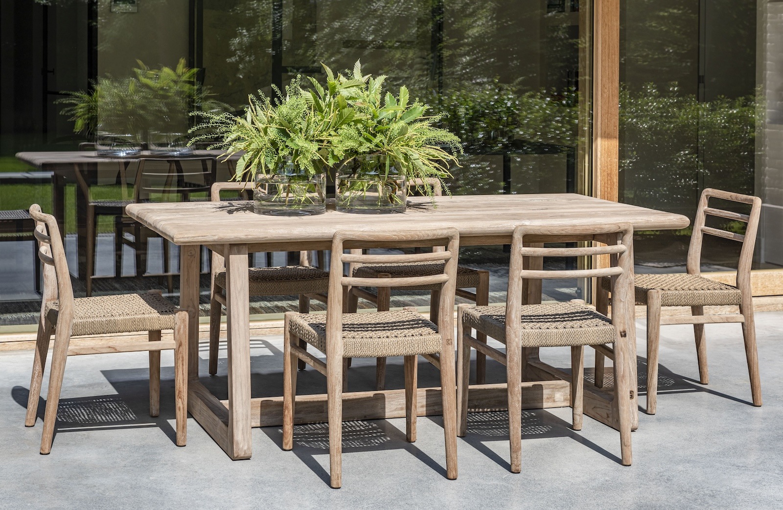 Woontheater Antwerpen Kloosterstraat Blaasveld Interieur indoor outdoor meubilair gommaire teak hout tafel lounge