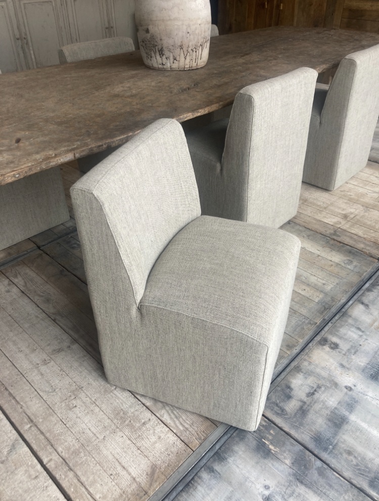 Woontheater interieur meubels België Antwerpen Blaasveld eetkamerstoel stoel op wielen stof Jerry Gommaire binnen indoor groen grijs dining chair