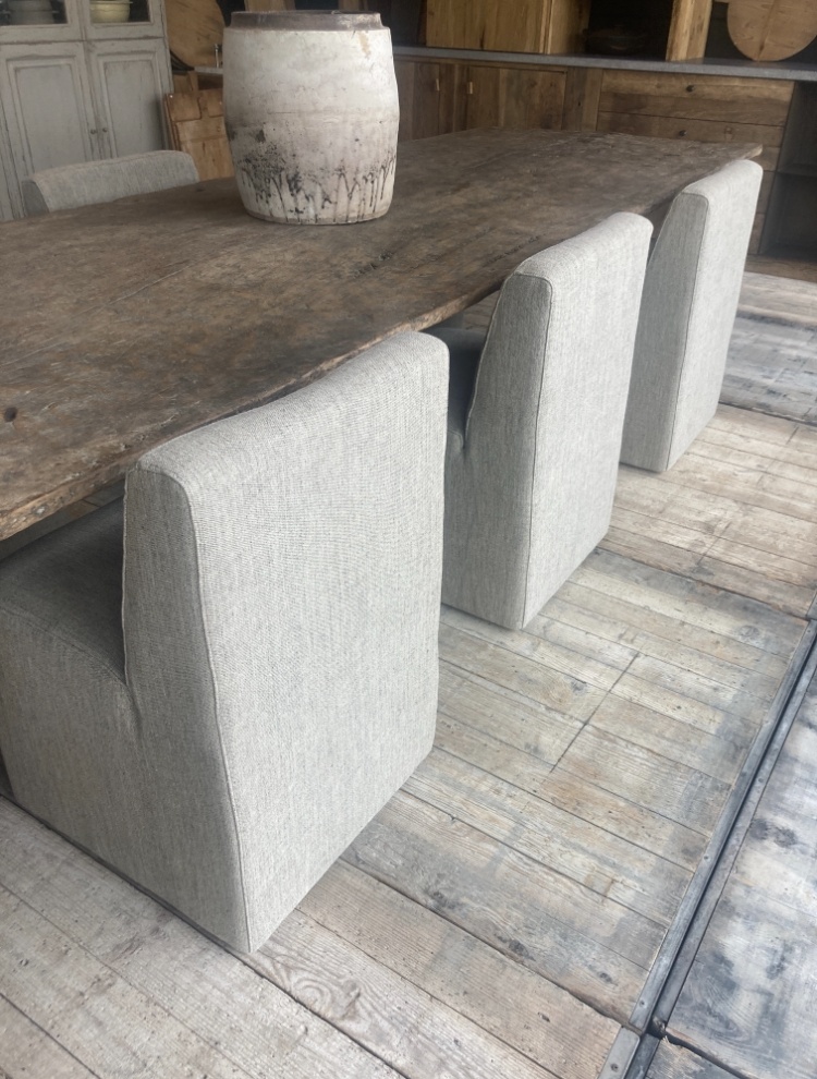 Woontheater interieur meubels België Antwerpen Blaasveld eetkamerstoel stoel op wielen stof Jerry Gommaire binnen indoor groen grijs dining chair