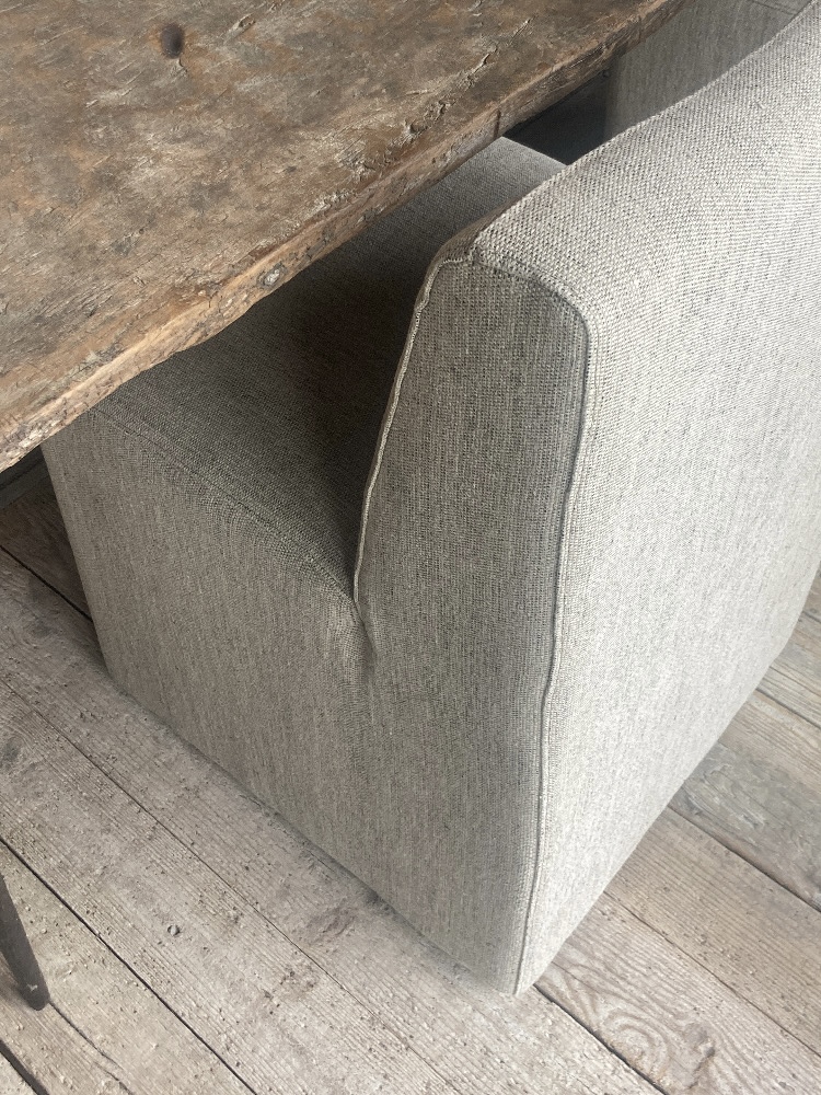 Woontheater interieur meubels België Antwerpen Blaasveld eetkamerstoel stoel op wielen stof Jerry Gommaire binnen indoor groen grijs dining chair